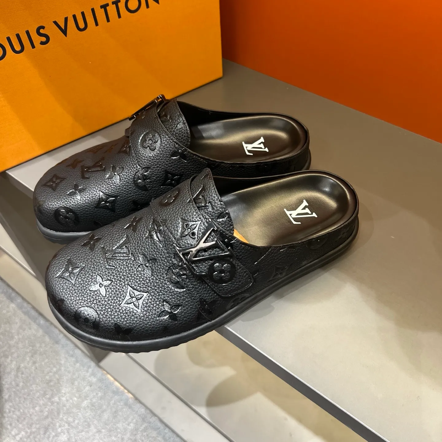 P380 LV Easy 2025 new men's casual sandals, made of suede cow leather, with Monogram pattern to highlight the trendy style. Adjustable straps illuminated with LV letters, while a resilient insole and micro outsole provide lightweight comfort. Made of suede cow leather with embossed Monogram pattern and brand element metal hardware✅Adjustable straps➕Tough insole‼ ️Micro outsole. Comfortable and easy to wear‼ ️ size: 38-45 (45 customized)